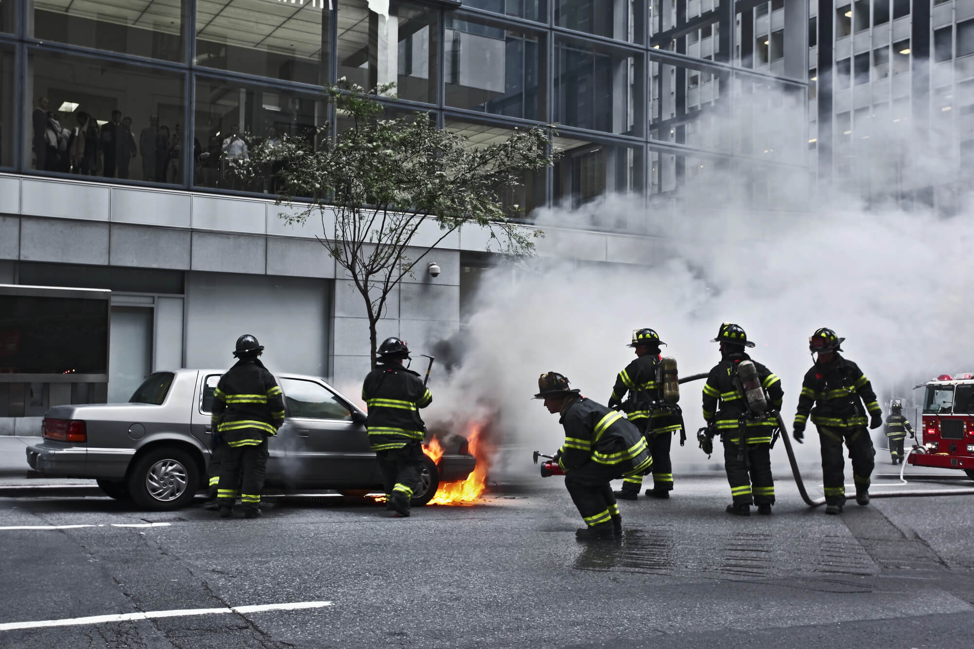 Feuerwehr löscht brennendes Auto