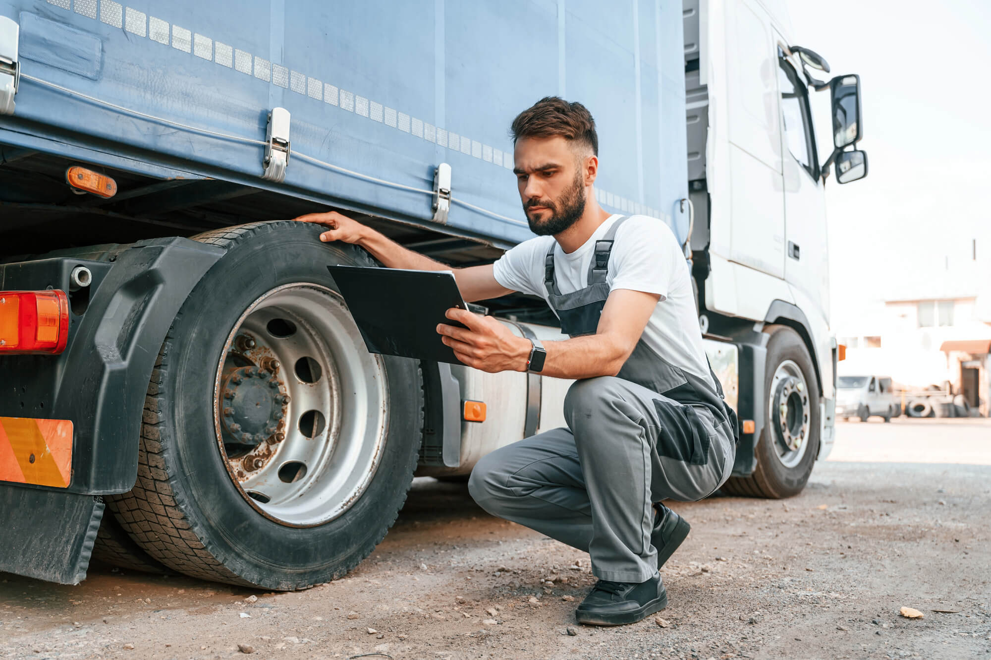 Sachverständiger prüft LKW Schaden professionell vor Ort