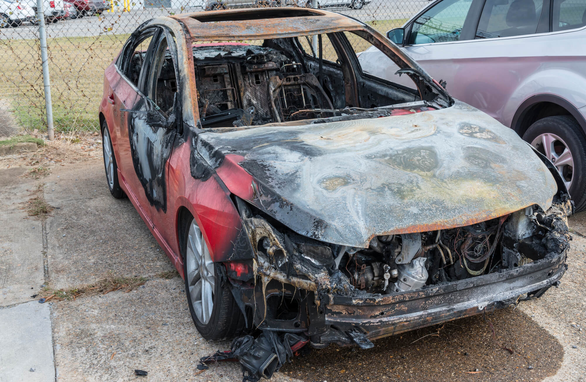 Motorraum nach Brand mit sichtbaren Schäden