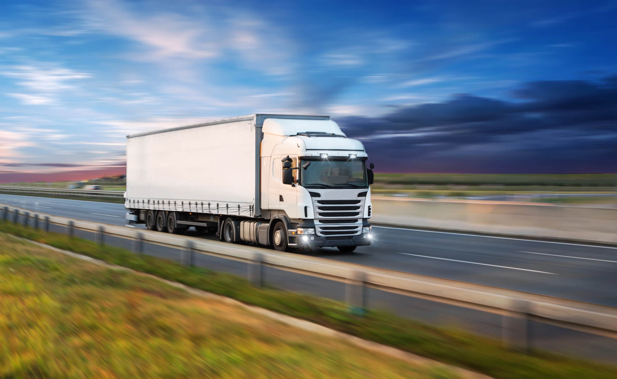 LKW fährt Himmel Wiese