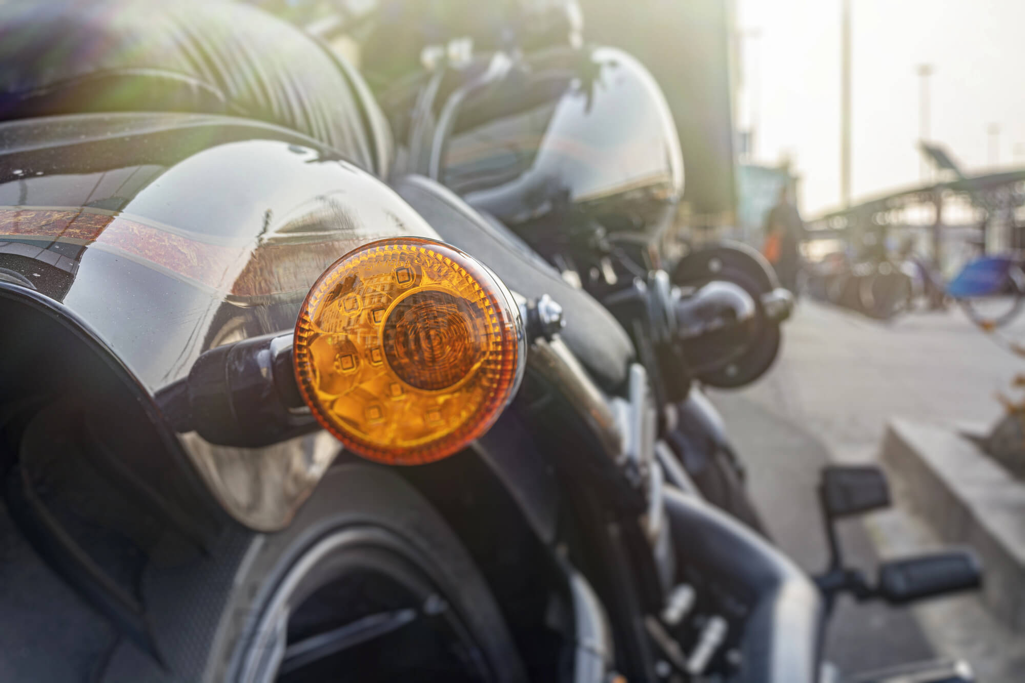 Motorrad Gutachter bei der Begutachtung eines Zweirads