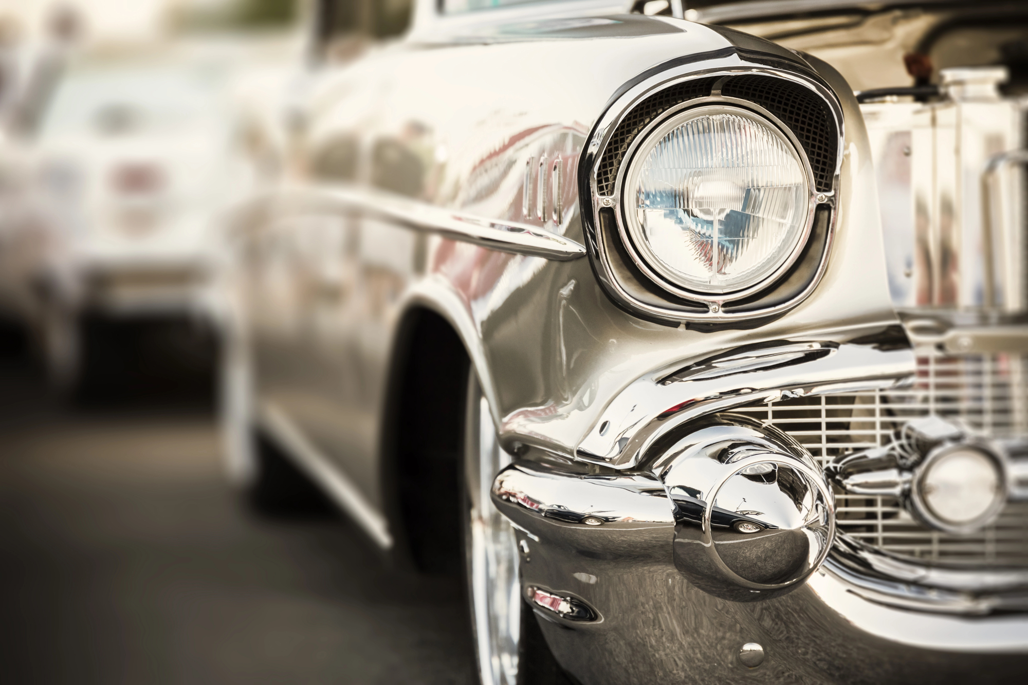 Sachverständiger Oldtimer bewertet Fahrzeug im Detail