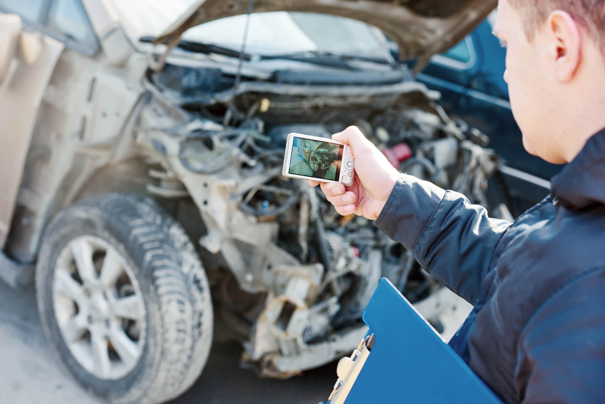 Professionelle Fahrzeugbewertung durch einen Auto-Gutachter in Frankfurt
