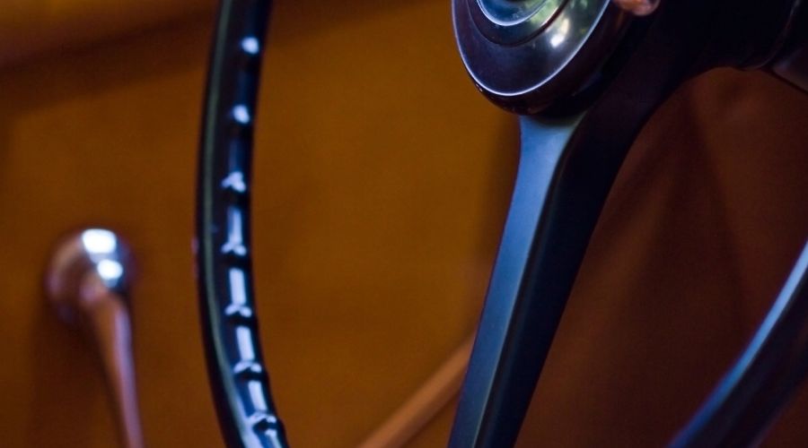 Oldtimer Sachverständiger begutachtet klassisches Fahrzeug