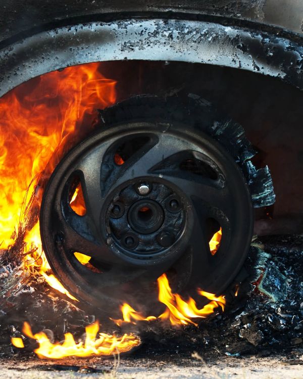 Auto steht in Flammen