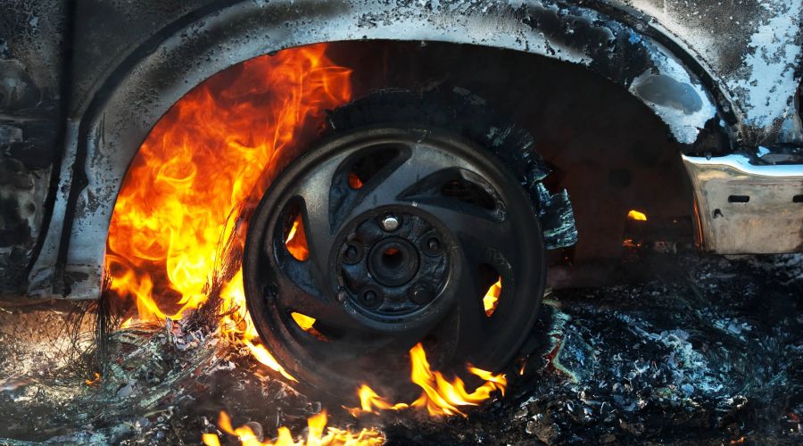 Auto steht in Flammen