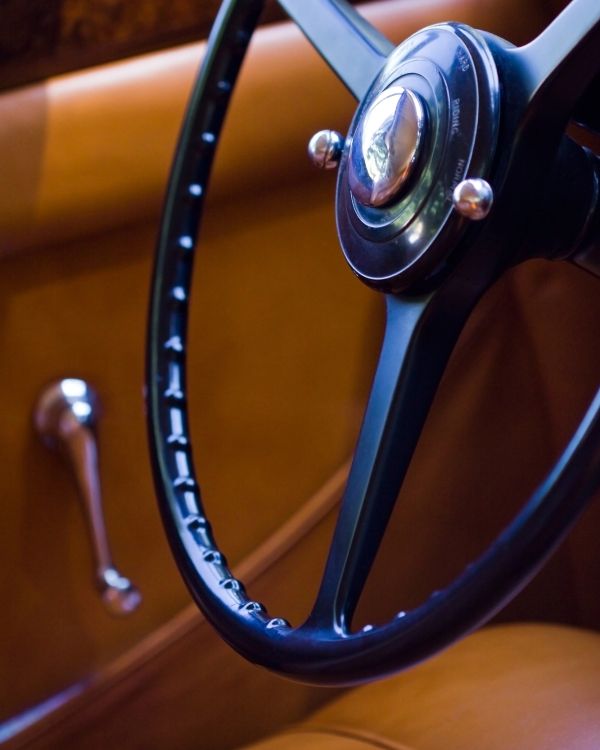Oldtimer Sachverständiger begutachtet klassisches Fahrzeug