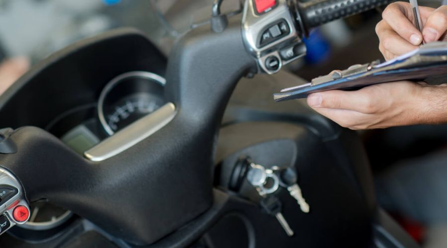 Motorrad Sachverständiger prüft beschädigtes Motorrad